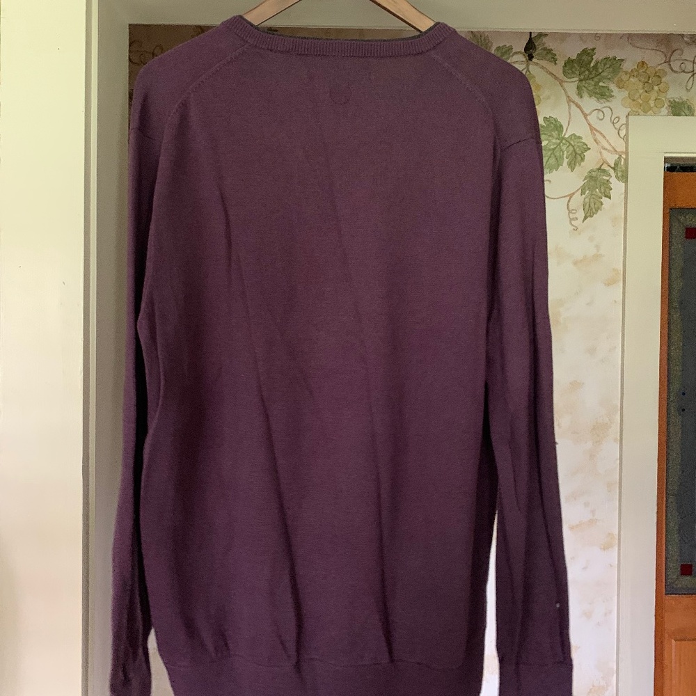 Perry Ellis V-Neck Sweater. Large - Picture 3 of 4